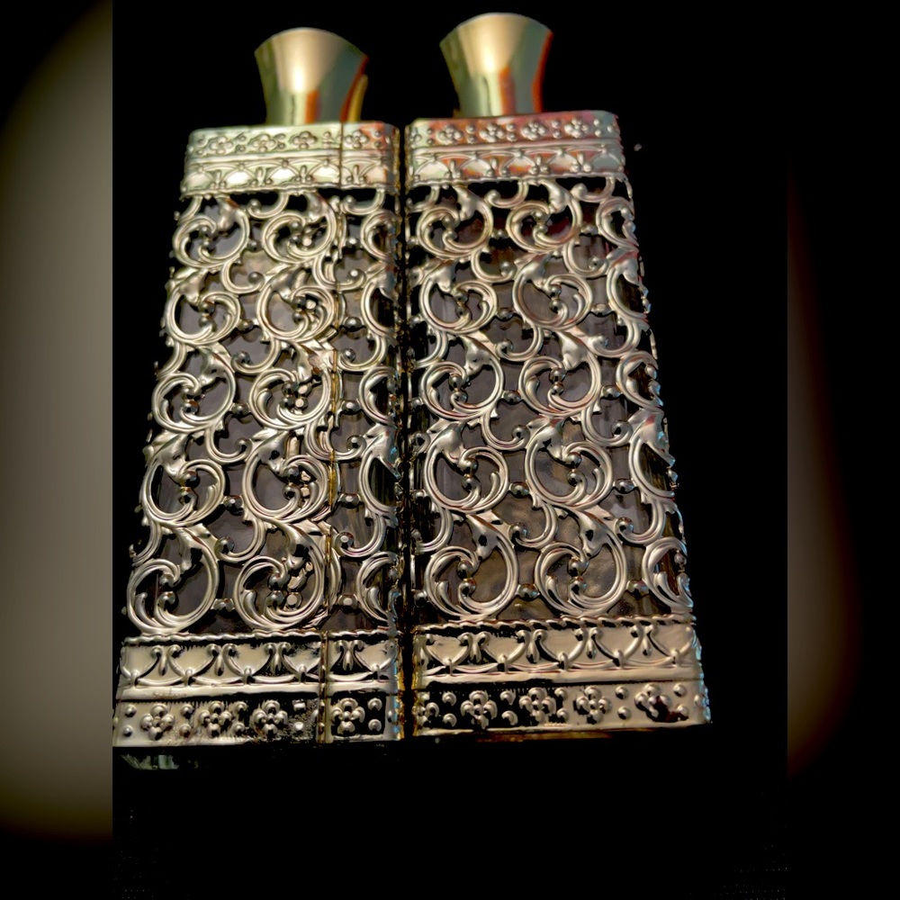 Ornate gold sale and pepper shackers set